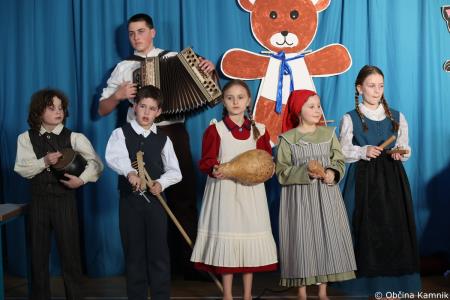 Otroci Osnovne šole Marije Vere so pozdravili pomlad in se spomnili knjižnih junakov (58)